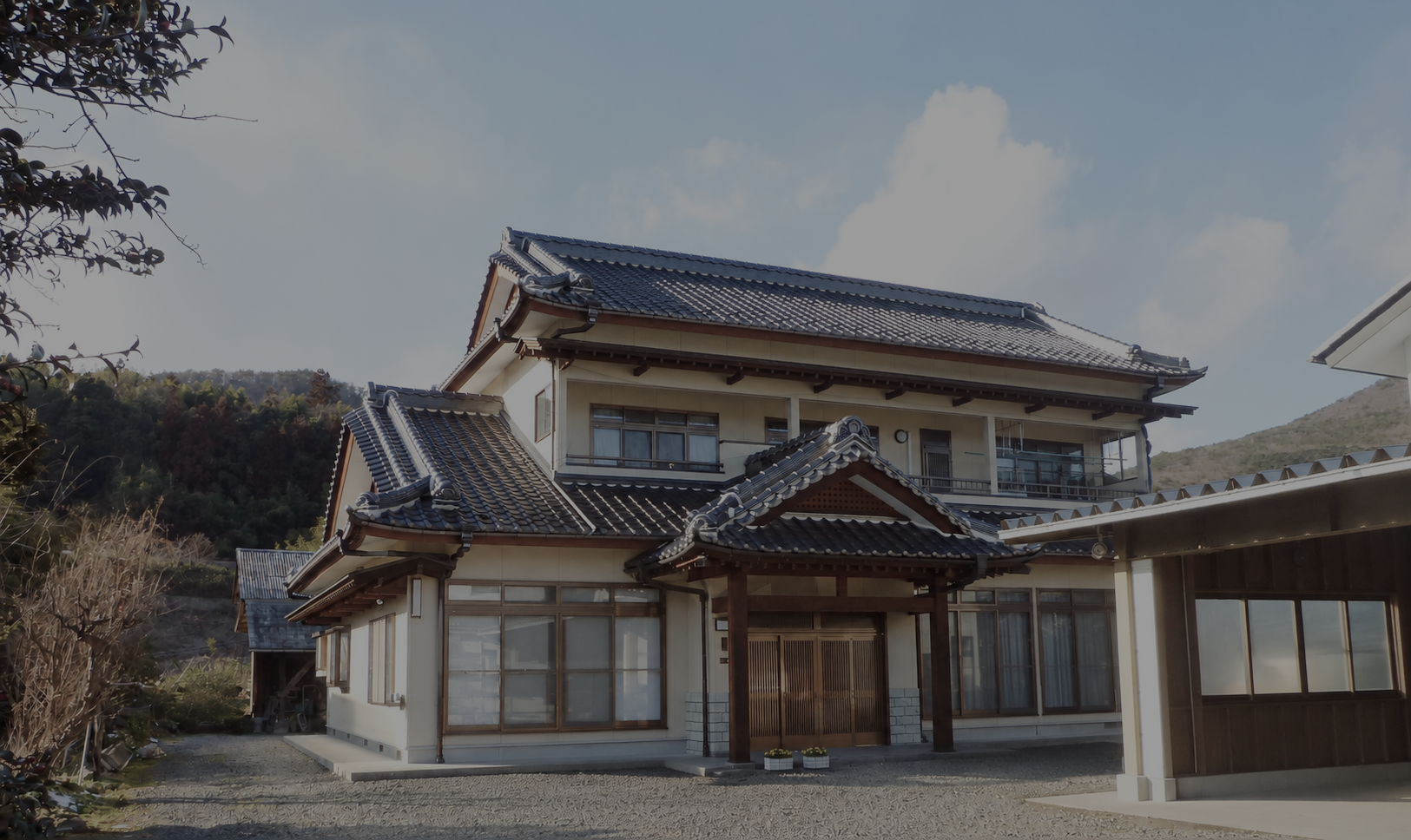 青空に映える瓦屋根の日本家屋