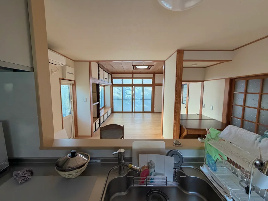S邸リフォームのキッチンから奥の居室へ続く内観